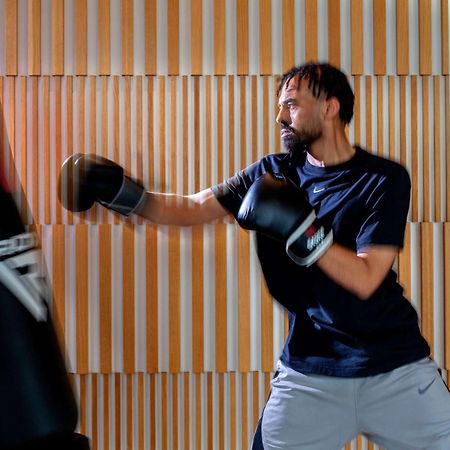 Hyatt Regency Riyadh Olaya Eksteriør bilde A boxer training with a heavy bag