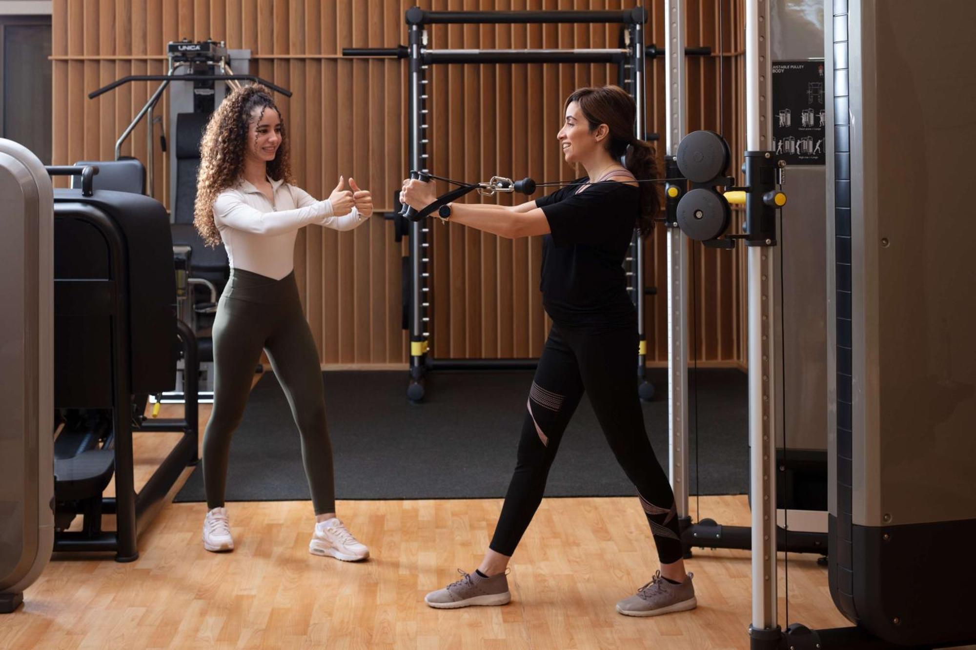 Hyatt Regency Riyadh Olaya Eksteriør bilde Personal trainer working with a female client