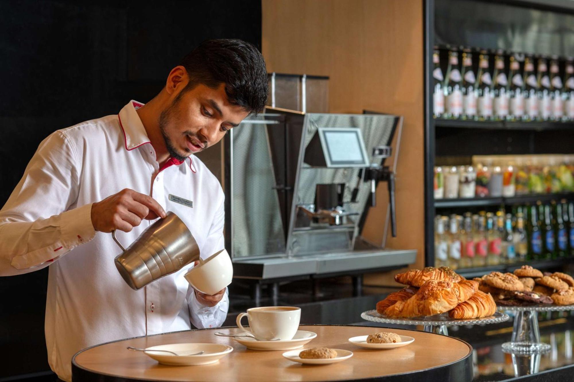Hyatt Regency Riyadh Olaya Eksteriør bilde A barista at work