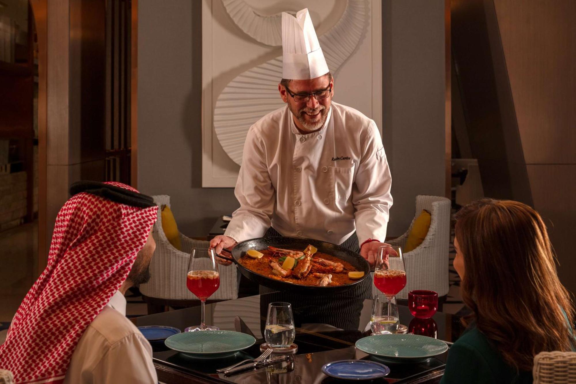 Hyatt Regency Riyadh Olaya Eksteriør bilde A chef serving food