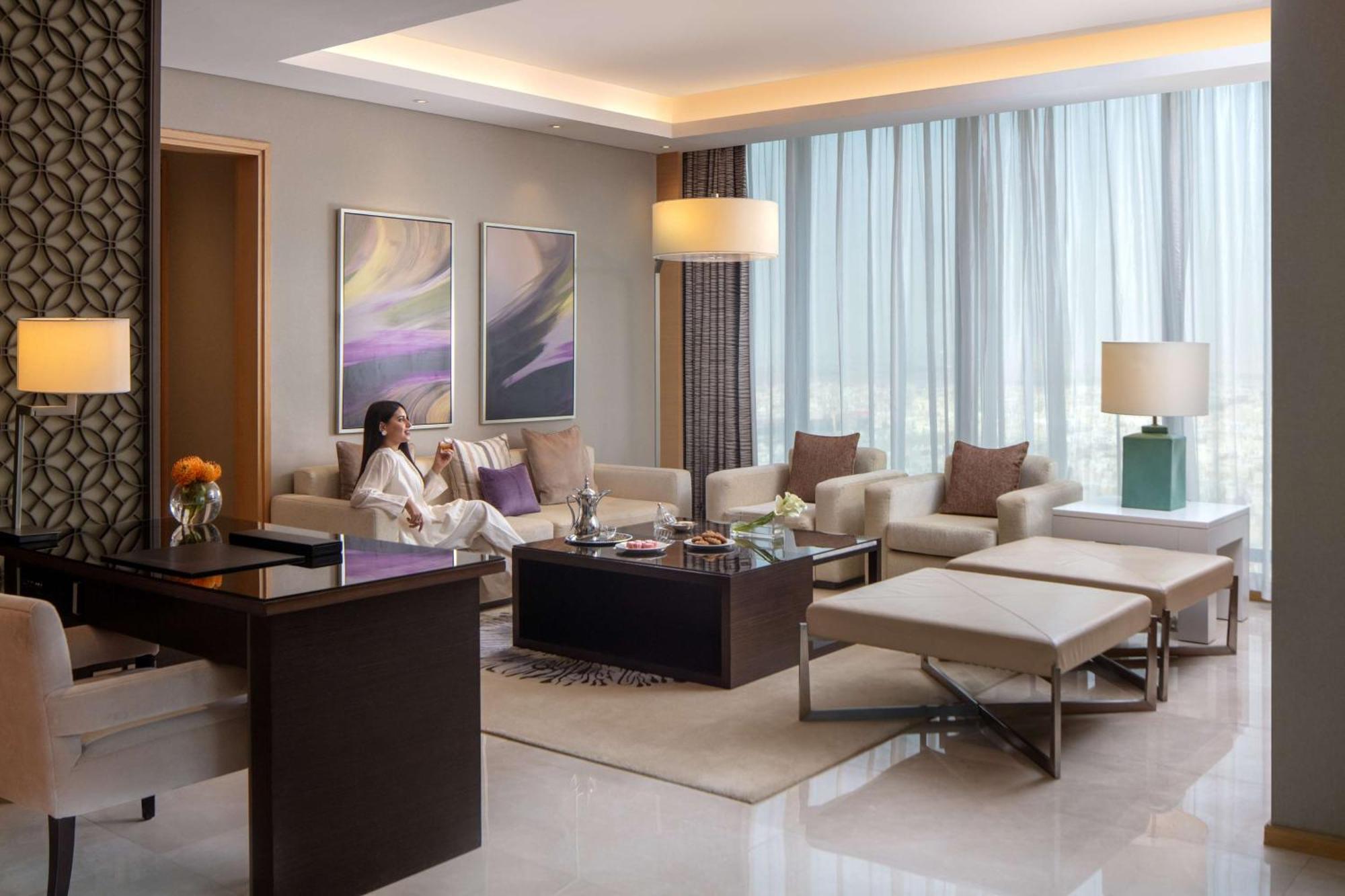 Hyatt Regency Riyadh Olaya Eksteriør bilde A living room at the Ritz-Carlton, DIFC
