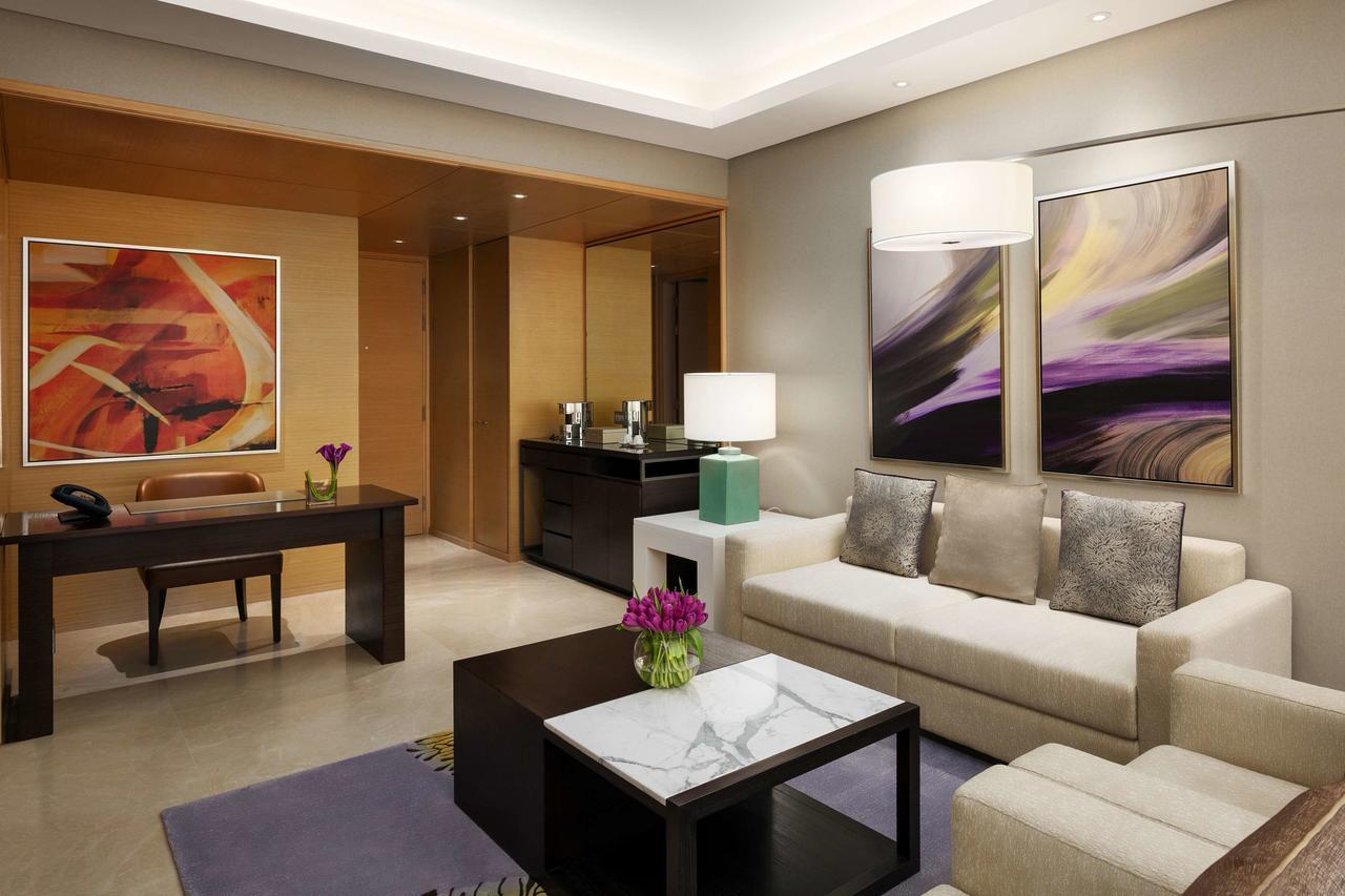 Hyatt Regency Riyadh Olaya Eksteriør bilde A living room in a suite at the Ritz-Carlton, Dubai