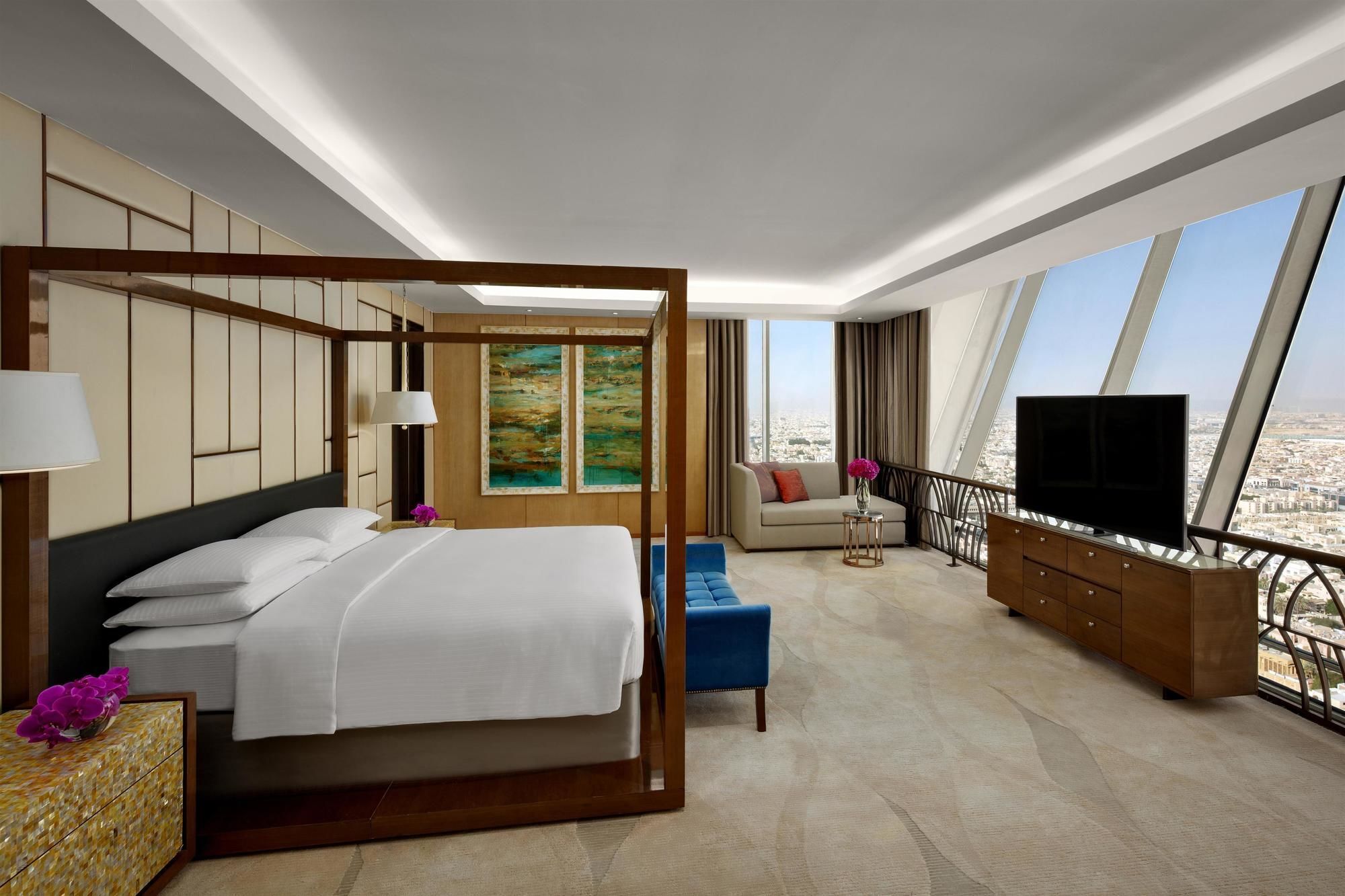 Hyatt Regency Riyadh Olaya Eksteriør bilde A bedroom at the Ritz-Carlton, Riyadh