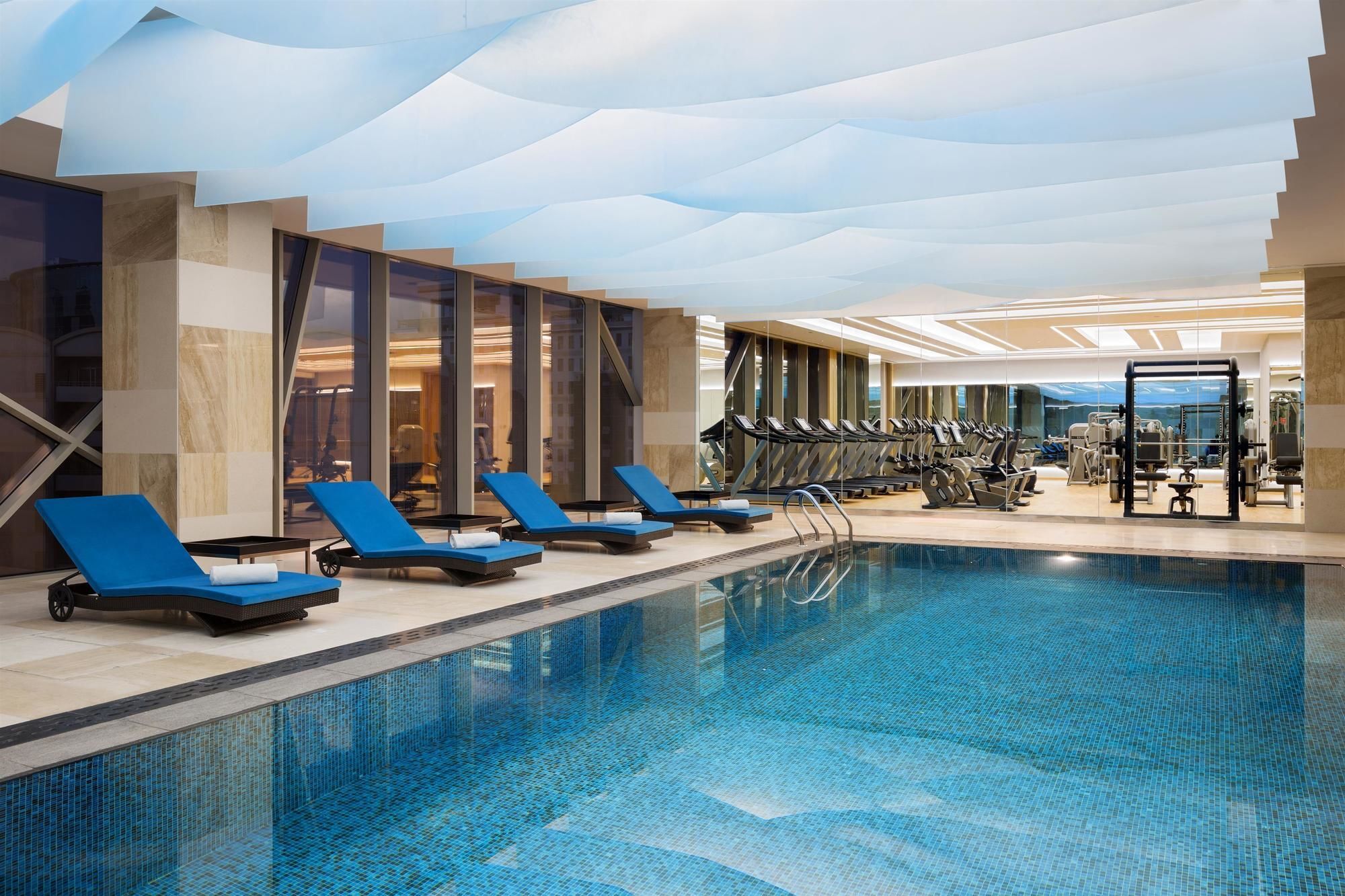 Hyatt Regency Riyadh Olaya Eksteriør bilde The swimming pool at the hotel